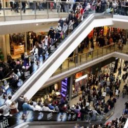 shopping-crowd in January sales